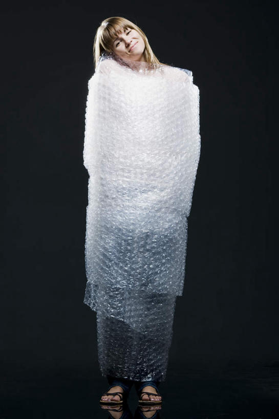 西方人,一个人,站,笑,微笑,竖图,室内,白天,正面,欧洲,欧洲人,仅一个年轻女性,仅一个女性,仅一个人,黑色背景,包装,包装纸,纸,纸张,注视,观察,看,站着,摄影,影棚,观看,察看,包装材料,关注,气泡膜,泡泡膜,气垫薄膜,气垫膜,气泡薄膜,气泡布,气泡纸,气珠膜,年轻女性,女人,女性,白种人,抬头,仰头,站立,彩图,全身,影棚拍摄,拍摄