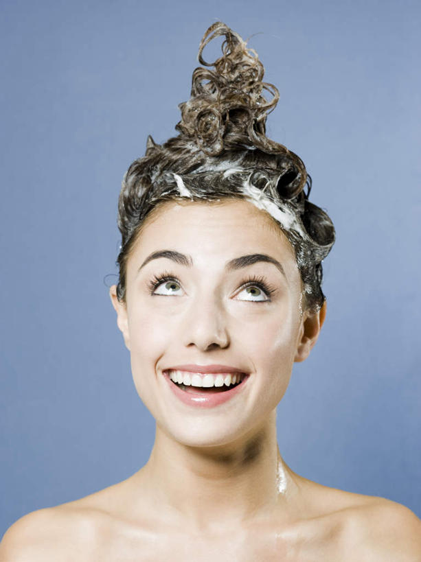 西方人,脸,头,脸颊,一个人,笑,微笑,露齿笑,竖图,室内,特写,白天,正面,欧洲,欧洲人,仅一个年轻女性,仅一个女性,仅一个人,护肤,蓝色背景,洗发水,注视,裸露,肩膀,观察,看,清洁,保养,享受,休闲,洗发液,放松,保健,摄影,影棚,洗发露,观看,察看,护肤品,关注,裸,香波,护肤用品,舒缓,去污,控油,年轻女性,女人,女性,白种人,头部,脸部,脸蛋,面部,半身,彩图,影棚拍摄,拍摄,洗发精,洗发香波