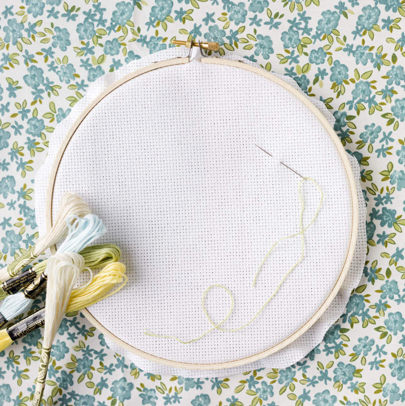 无人,竖图,俯视,室内,特写,白天,静物,刺绣,艺术,卷曲,编织,缠绕,手工艺品,织物,文化,线团,针,纺织,工艺品,毛线,缝纫,高雅,缝衣针,针线,自信心,品位,彩图,高角度拍摄,女红,针绣,针黹,黹