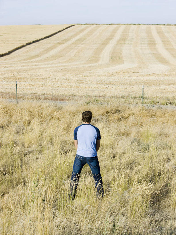 西方人,一个人,站,竖图,室外,白天,旅游,度假,美景,植物,欧洲,欧洲人,仅一个男性,仅一个人,仅一个中年男性,小便,阴影,服装,枯萎,光线,影子,景观,枯草,休闲装,娱乐,草,背面,衣服,黄色,蓝色,蓝天,天空,阳光,自然,天,站着,享受,休闲,休闲服,景色,放松,服饰,晴朗,自然风光,万里无云,男人,男性,中年男性,白种人,晴空,晴空万里,站立,彩图,全身,排尿