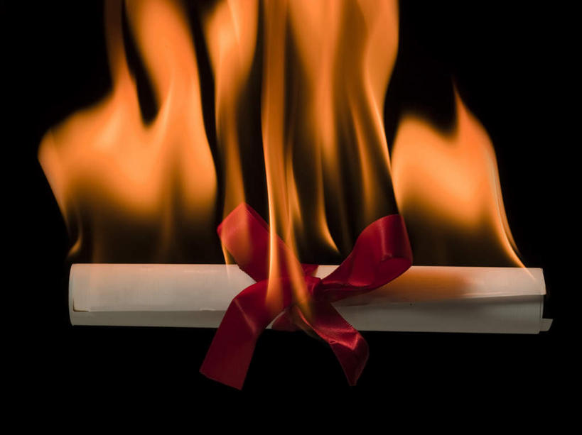 无人,横图,室内,特写,白天,正面,热情,火,废弃,装饰,火焰,丝绸,丝带,文凭,缎带,燃烧,绸带,红色,蝴蝶结,摄影,影棚,华丽,修饰,点缀,证书,销毁,毁灭,学位证,学位证书,衬托,美观,雅致,雅观,消灭,扑灭,覆灭,烧毁,彩图,影棚拍摄,拍摄