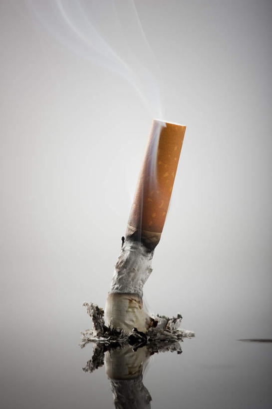 无人,竖图,室内,特写,白天,正面,香烟,一根,阴影,灰色背景,反射,影子,烟雾,烟,摄影,影棚,灰烬,卷烟,烟草,纸烟,彩图,影棚拍摄,拍摄