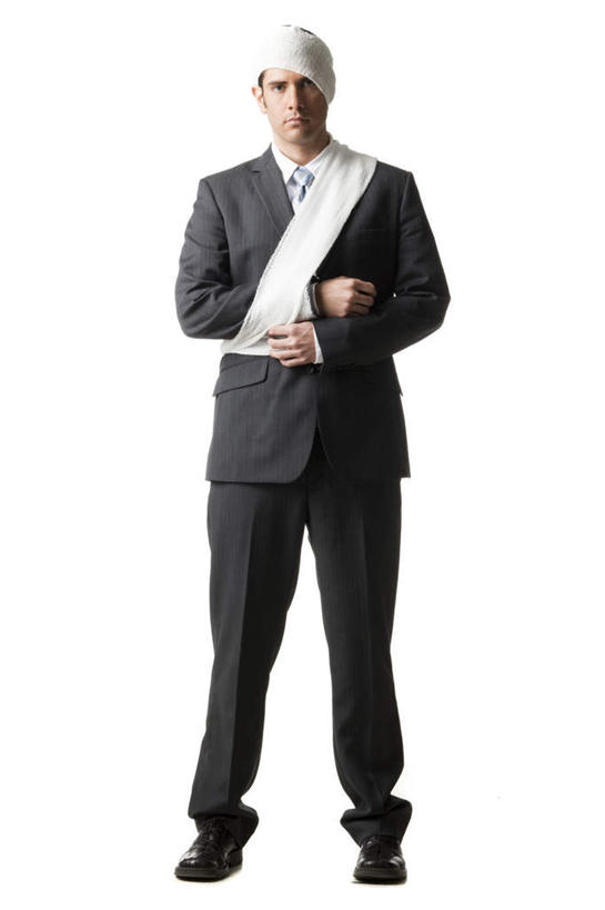 西方人,一个人,商务人士,商务男性,站,竖图,室内,白天,白色背景,正面,衬衫,石膏,欧洲,欧洲人,仅一个男性,仅一个人,阴影,套装,反射,纱布,影子,注视,仅一个年轻男性,观察,看,站着,治疗,遮,遮掩,摄影,影棚,观看,固定,察看,医疗,掩盖,遮挡,关注,商务装,工薪阶层,遮盖,掩饰,止血,男人,男性,年轻男性,白种人,白领,上班族,绷带,创可贴,熟石膏,站立,彩图,全身,影棚拍摄,衬衣,拍摄,护创胶布