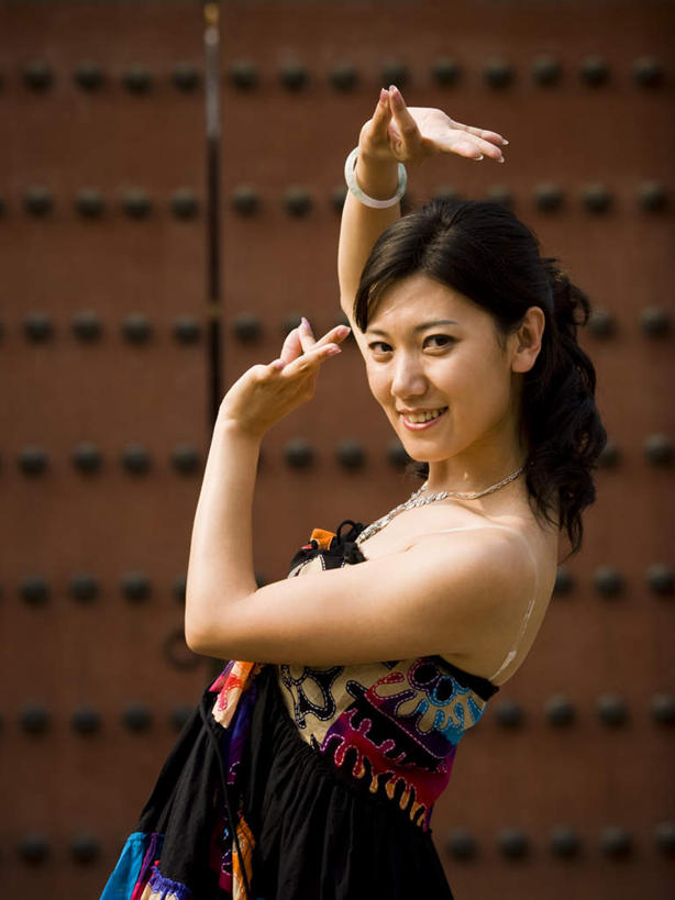 东方人,一个人,寺庙,站,举,笑,微笑,竖图,室外,白天,侧面,项链,亚洲,仅一个女性,仅一个人,服装,节日,燃烧,注视,黄种人,文化,装饰品,衣服,抹胸,饰品,手链,首饰,香火,庙宇,观察,看,祈祷,手势,托,站着,仅一个中年女性,健康,许愿,宗教,服饰,信仰,观看,纪念,祈求,察看,衣着,穿着,关注,孔雀舞,傣族,衣饰,民族舞,嘎洛勇,民族舞蹈,平安,女人,女性,中年女性,亚洲人,举起,举手,举着,向上举,向上伸,向上托,站立,半身,彩图,舞蹈,庙,寺