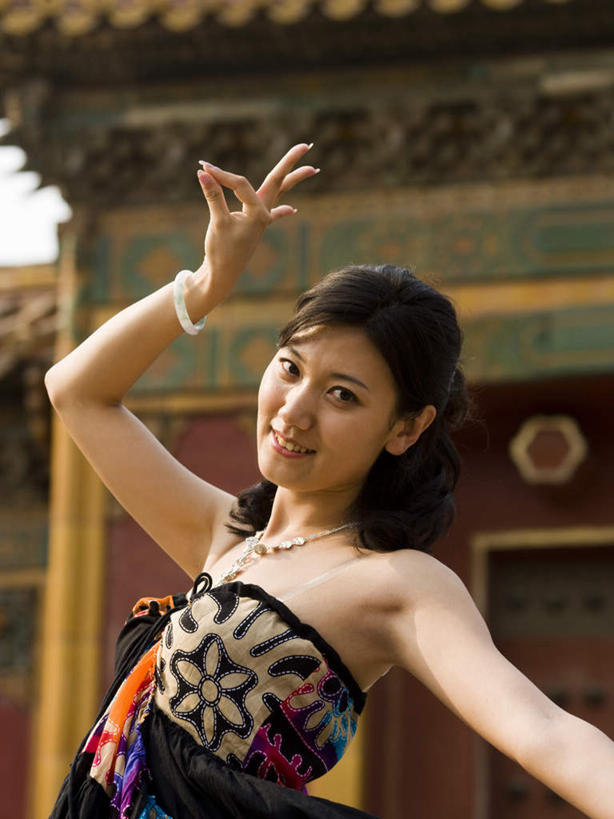 东方人,一个人,寺庙,站,举,笑,微笑,竖图,室外,白天,仰视,项链,亚洲,仅一个女性,仅一个人,服装,节日,燃烧,注视,黄种人,文化,装饰品,衣服,抹胸,饰品,手链,首饰,香火,庙宇,观察,看,祈祷,手势,托,站着,仅一个中年女性,健康,许愿,宗教,服饰,信仰,观看,纪念,祈求,察看,衣着,穿着,关注,孔雀舞,傣族,衣饰,民族舞,嘎洛勇,民族舞蹈,平安,女人,女性,中年女性,亚洲人,举起,举手,举着,向上举,向上伸,向上托,站立,半身,彩图,低角度拍摄,舞蹈,庙,寺