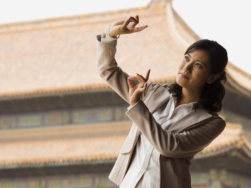 东方人,无名指,小指,一个人,商务人士,商务女性,故宫,宫殿,站,举,笑,微笑,露齿笑,横图,室外,白天,仰视,北京,中国,亚洲,仅一个年轻女性,仅一个女性,仅一个人,套装,朦胧,模糊,首都,注视,黄种人,紫禁城,观察,看,手势,托,站着,观看,兰花指,察看,权利,食指,关注,商务装,工薪阶层,东亚,中华人民共和国,北京市,京,北平,华北地区,北京故宫博物院,君子指,年轻女性,女人,女性,亚洲人,白领,上班族,举起,举手,举着,向上举,向上伸,向上托,站立,半身,彩图,低角度拍摄