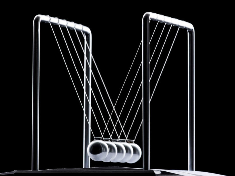 无人,横图,室内,特写,白天,正面,游戏,静物,一排,撞球,阴影,黑色背景,整齐,反射,影子,玩,娱乐,排列,一个,休闲,益智,摄影,影棚,单个,活动,碰撞,队列,发泄,消遣,智力,钢球,循环,牛顿摆,物理,宣泄,力学,惯性,惯性钢球,牛顿摆球,摇摆球,撞撞球,玩耍,嬉戏,彩图,影棚拍摄,拍摄