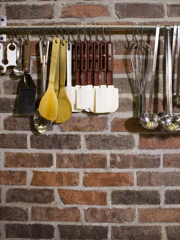 无人,竖图,室内,特写,白天,正面,烹饪,热情,厨具,火,阴影,反射,电器,火焰,烤炉,烤箱,影子,墙,燃烧,砖墙,墙壁,墙面,红色,家电,家用电器,炊具,烹饪用具,烹调用具,烹调,彩图,小家电