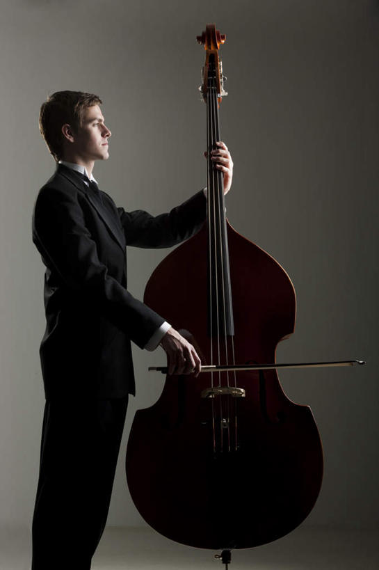 西方人,一个人,站,闭眼,竖图,室内,白天,侧面,衬衫,西装,欧洲,欧洲人,仅一个男性,仅一个人,握,阴影,灰色背景,套装,正装,反射,影子,领带,弦乐器,吹奏,拿,演奏,拿着,职业装,仅一个年轻男性,站着,握着,摄影,影棚,弓拉弦乐器,弓拉弦鸣乐器,倍低音提琴,男人,男性,年轻男性,白种人,闭眼睛,闭着眼,闭着眼睛,站立,半身,彩图,影棚拍摄,衬衣,拍摄