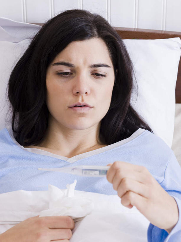 西方人,一个人,躺,竖图,俯视,室内,白天,安全,床,靠垫,生活用品,卧室,欧洲,欧洲人,仅一个年轻女性,仅一个女性,仅一个人,握,服装,医学,测量,器材,温度计,纸,双人床,床单,靠枕,拿,拿着,注视,休闲装,被子,显示屏,衣服,体温计,垫子,枕头,纸巾,日用品,观察,看,休闲,休闲服,握着,服饰,卫生纸,观看,快速,温度,察看,感冒,医疗,卫生,准确,被单,体温,关注,精度,精准,发烧,电子温度计,电子体温计,流感,物理,感温头,温度传感器,读数,快捷,医用温度计,量温棒,热电偶,发热,生活用纸,卧着,年轻女性,女人,女性,白种人,躺着,卧,半身,彩图,高角度拍摄,睡房,卧房