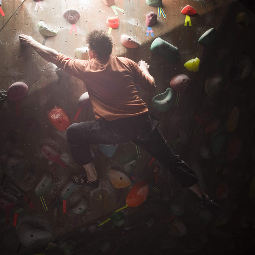 西方人,一个人,攀登,方图,俯视,室内,白天,锻炼,旅游,度假,探险,运动,攀岩,石头,欧洲,欧洲人,仅一个男性,仅一个人,仅一个中年男性,服装,石子,墙,岩壁,注视,休闲装,娱乐,极限运动,墙壁,墙面,衣服,绳子,观察,看,享受,休闲,休闲服,爬,放松,服饰,观看,绳索,察看,关注,室外运动,户外运动,攀岩墙,冒险,体育,男人,男性,中年男性,白种人,石块,岩石,登山,攀爬,抬头,仰头,彩图,高角度拍摄,全身,健身