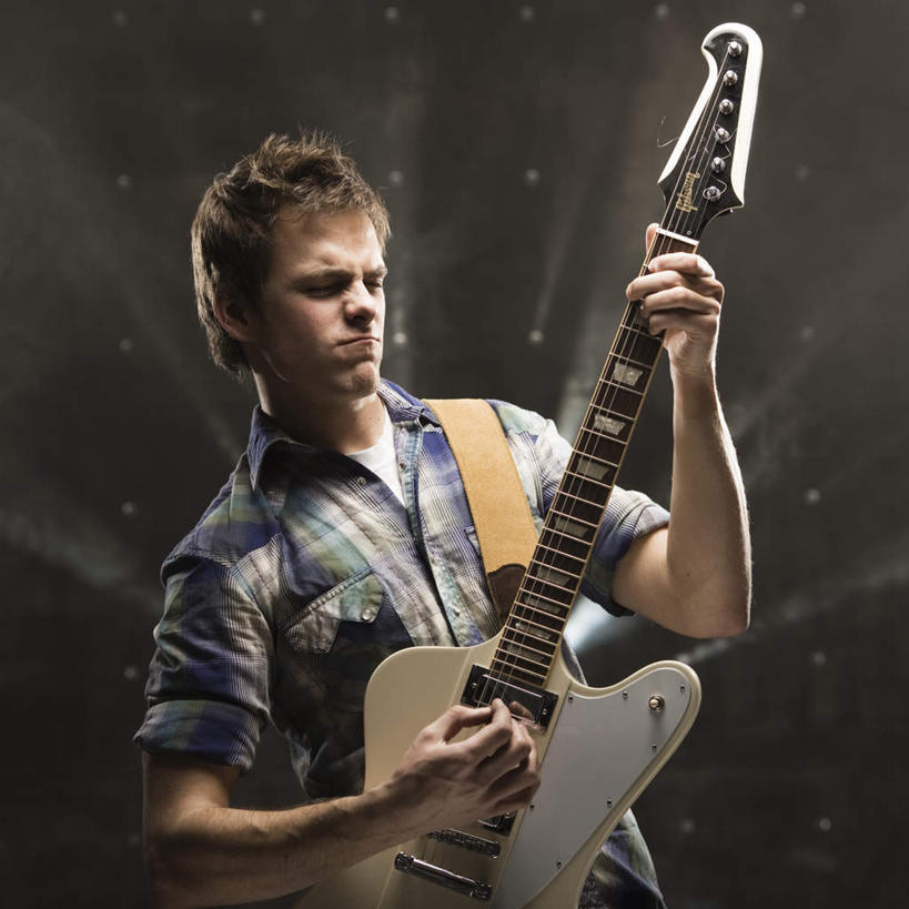 西方人,一个人,站,闭眼,方图,室内,白天,正面,衬衫,兴奋,欧洲,欧洲人,仅一个男性,仅一个人,表演,握,阴影,光线,方格,格子,影子,灯光,电吉他,乐器,弦乐器,拿,演奏,拿着,仅一个年轻男性,站着,张嘴,激情,弹琴,握着,摄影,影棚,演出,弹拨弦鸣乐器,张大嘴巴,男人,男性,年轻男性,白种人,张开嘴,闭眼睛,闭着眼,闭着眼睛,站立,半身,彩图,影棚拍摄,衬衣,拍摄,弹拨弦乐器