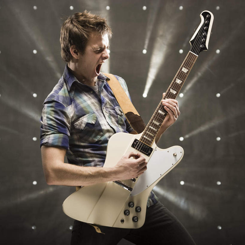 西方人,一个人,站,闭眼,方图,室内,白天,正面,衬衫,兴奋,欧洲,欧洲人,仅一个男性,仅一个人,表演,握,阴影,光线,方格,格子,影子,灯光,电吉他,乐器,弦乐器,拿,演奏,拿着,仅一个年轻男性,站着,张嘴,激情,弹琴,握着,摄影,影棚,演出,弹拨弦鸣乐器,张大嘴巴,男人,男性,年轻男性,白种人,张开嘴,闭眼睛,闭着眼,闭着眼睛,站立,半身,彩图,影棚拍摄,衬衣,拍摄,弹拨弦乐器