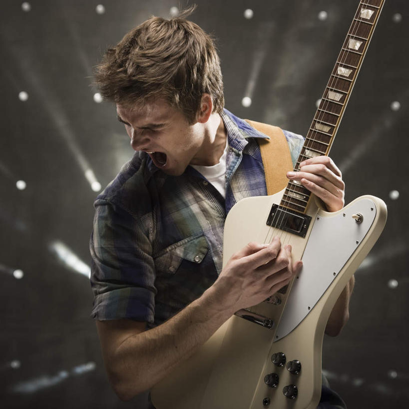 西方人,一个人,站,闭眼,方图,室内,白天,正面,衬衫,兴奋,欧洲,欧洲人,仅一个男性,仅一个人,表演,握,阴影,光线,方格,格子,影子,灯光,电吉他,乐器,弦乐器,拿,演奏,拿着,仅一个年轻男性,站着,张嘴,激情,弹琴,握着,摄影,影棚,演出,弹拨弦鸣乐器,张大嘴巴,男人,男性,年轻男性,白种人,张开嘴,闭眼睛,闭着眼,闭着眼睛,站立,半身,彩图,影棚拍摄,衬衣,拍摄,弹拨弦乐器