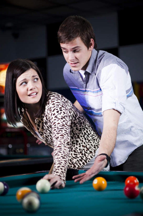 西方人,两个人,站,笑,微笑,露齿笑,竖图,室内,白天,正面,衬衫,爱情,台球,欧洲,欧洲人,握,撞球,阴影,服装,光线,击球,球杆,影子,墙,灯光,浪漫,拿,拿着,扭头,注视,休闲装,运动器械,墙壁,墙面,彩球,衣服,观察,看,站着,转头,休闲,温暖,温馨,休闲服,健身器械,恩爱,握着,豹纹,恋人,服饰,观看,和睦,察看,台球桌,关注,健身器材,斯诺克,桌球室,斯诺克球,斯诺克台球,桌球,男人,男性,年轻男性,年轻女性,女人,女性,白种人,情侣,站立,半身,彩图,衬衣,伴侣,融洽,运动器材