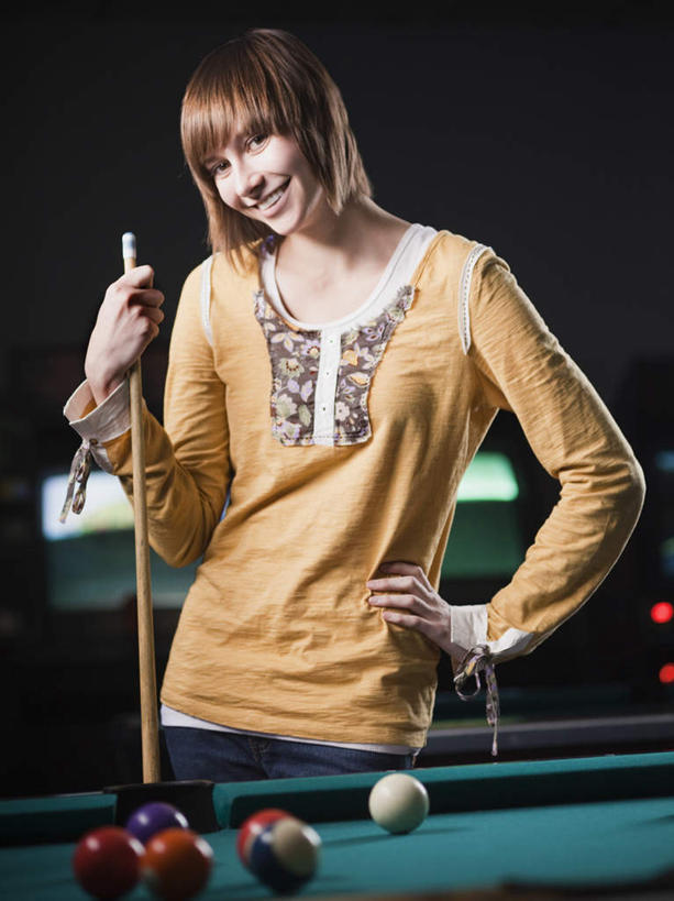 西方人,一个人,站,笑,微笑,露齿笑,竖图,室内,白天,正面,台球,欧洲,欧洲人,仅一个年轻女性,仅一个女性,仅一个人,握,撞球,阴影,服装,光线,球杆,影子,灯光,拿,拿着,注视,休闲装,运动器械,手叉腰,彩球,衣服,叉腰,观察,看,站着,休闲,休闲服,橙色,健身器械,握着,服饰,观看,察看,台球桌,关注,健身器材,斯诺克,桌球室,斯诺克球,斯诺克台球,桌球,年轻女性,女人,女性,白种人,站立,半身,彩图,运动器材