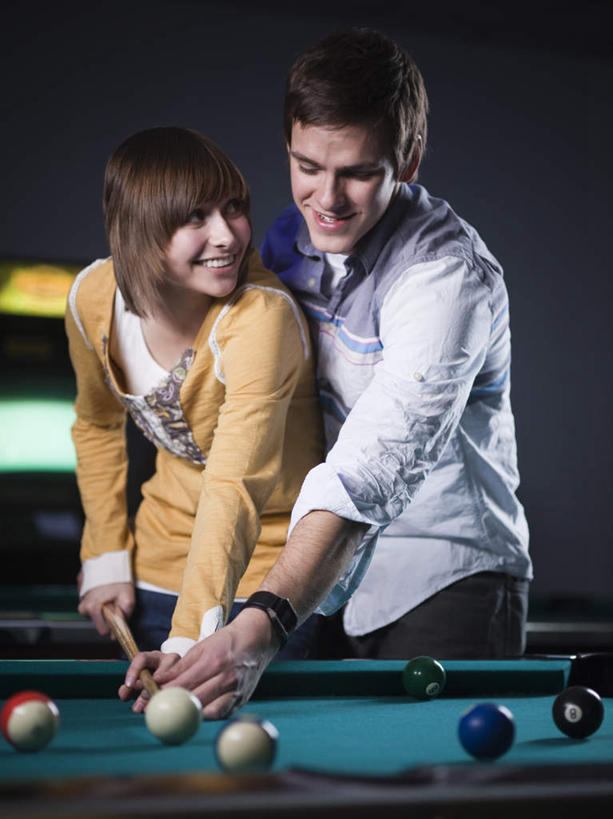 西方人,两个人,站,抱,笑,微笑,露齿笑,竖图,室内,白天,正面,衬衫,爱情,台球,欧洲,欧洲人,握,撞球,阴影,服装,光线,击球,球杆,影子,灯光,浪漫,拿,拿着,注视,休闲装,运动器械,彩球,衣服,观察,看,站着,休闲,温暖,温馨,休闲服,橙色,健身器械,恩爱,握着,恋人,服饰,抱着,观看,和睦,察看,台球桌,搂着,关注,健身器材,斯诺克,桌球室,斯诺克球,斯诺克台球,桌球,男人,男性,年轻男性,年轻女性,女人,女性,白种人,情侣,教授,搂,搂抱,站立,半身,彩图,衬衣,伴侣,融洽,运动器材