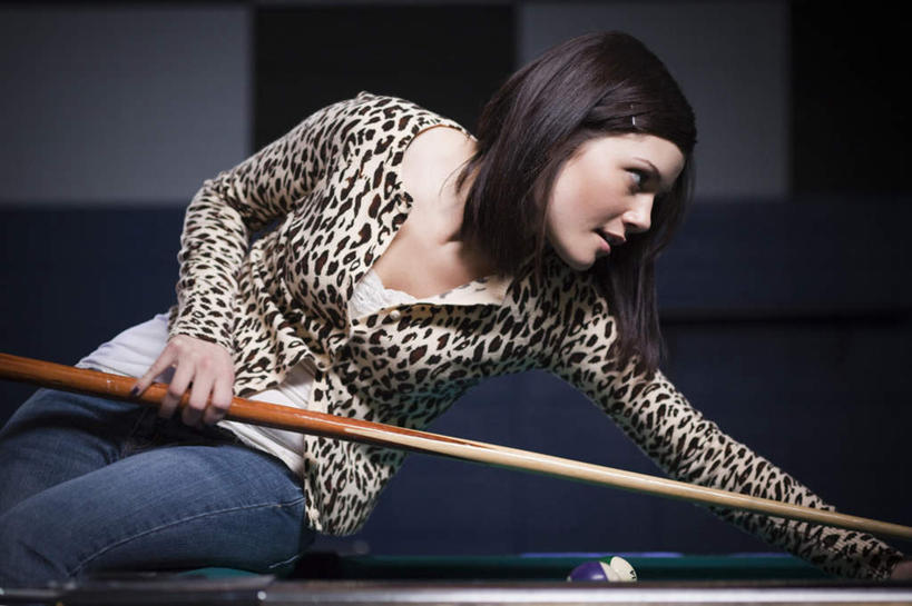 西方人,一个人,坐,笑,微笑,横图,室内,白天,正面,台球,欧洲,欧洲人,仅一个年轻女性,仅一个女性,仅一个人,握,撞球,阴影,服装,光线,击球,球杆,影子,灯光,拿,拿着,注视,休闲装,运动器械,彩球,衣服,观察,看,休闲,休闲服,健身器械,握着,豹纹,服饰,观看,察看,台球桌,关注,健身器材,斯诺克,桌球室,斯诺克球,斯诺克台球,桌球,年轻女性,女人,女性,白种人,坐着,半身,彩图,运动器材