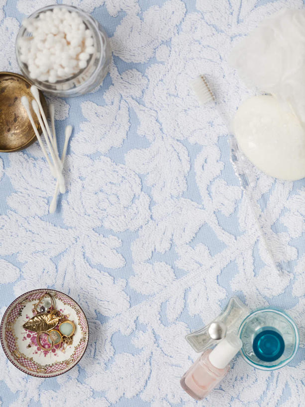 无人,竖图,俯视,室内,特写,白天,化妆,美容,时尚,许多,护肤,花纹,装饰,芳香,散落,香气,布料,图案,布纹,指甲油,桌布,餐巾,化妆品,肥皂,台布,香皂,日用品,洗浴用品,品味,清洁,保养,享受,休闲,棉花棒,棉签,香水,放松,保健,优雅,华丽,气味,修饰,点缀,高雅,护肤品,化妆用品,芬芳,护肤用品,舒缓,棉棒,养颜,去污,紧肤,嫩肤,衬托,美观,雅致,雅观,除臭,擦拭棒,洗涤,彩图,高角度拍摄