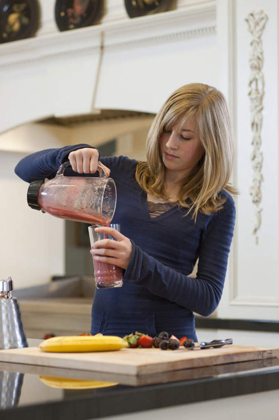 西方人,一个人,站,竖图,室内,白天,正面,香蕉,水果,雕塑,欧洲,欧洲人,仅一个年轻女性,仅一个女性,仅一个人,倒,握,服装,新鲜,艺术,装饰,雕刻,雕像,墙,生食,食品,果实,案板,拿,拿着,注视,休闲装,榨汁机,墙壁,墙面,砧板,食物,衣服,蓝色,工艺品,观察,看,站着,休闲,休闲服,金色,握着,服饰,雕花,有机食品,绿色食品,观看,纪念,美术,察看,关注,主题,陈列,功能,美学,手动榨汁机,年轻女性,女人,女性,白种人,长发,甘蕉,站立,半身,彩图