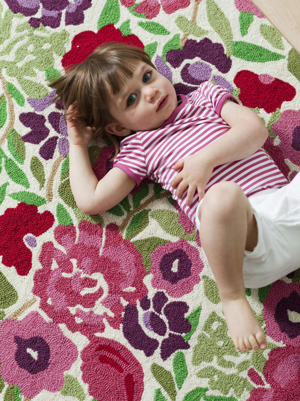 西方人,儿童,一个人,躺,伸展双臂,竖图,俯视,室内,白天,纯洁,床,叶子,欧洲,欧洲人,仅一个女性,仅一个人,花纹,盛开,图案,绿叶,床单,花蕾,被子,花,花瓣,花朵,鲜花,小孩,粉色,花苞,花蕊,仅一个小孩,金色,嫩叶,可爱,童年,童趣,单人床,童装,被单,童真,烂漫,无邪,卧着,天真,女孩,女人,女性,白种人,孩子,叶,叶片,敞开双臂,伸开双臂,躺着,卧,展开双肩,张开手臂,张开双臂,半身,彩图,高角度拍摄,短发,女生