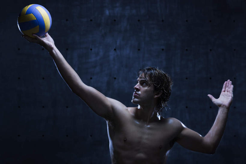 西方人,一个人,站,举,横图,室内,白天,正面,排球,欧洲,欧洲人,仅一个男性,仅一个人,阴影,反射,击球,影子,排球装备,注视,运动器械,裸露,仅一个年轻男性,一个,观察,看,托,站着,健身器械,摄影,影棚,单个,观看,察看,关注,裸,发球,健身器材,排球运动,男人,男性,年轻男性,白种人,举起,举手,举着,向上举,向上伸,向上托,站立,半身,彩图,影棚拍摄,拍摄,运动器材