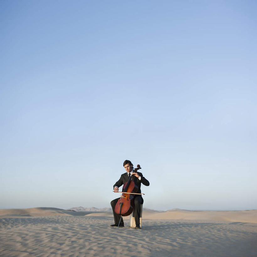 西方人,一个人,坐,方图,室外,白天,正面,西装,沙漠,欧洲,欧洲人,仅一个男性,仅一个人,握,阴影,套装,正装,光线,木制,板凳,影子,凳子,大提琴,乐器,弦乐器,弹奏,拿,演奏,拿着,仅一个年轻男性,蓝色,蓝天,天空,阳光,木制品,天,弹琴,握着,晴朗,弓拉弦乐器,弓拉弦鸣乐器,万里无云,男人,男性,年轻男性,白种人,大漠,砂漠,晴空,晴空万里,坐着,彩图,全身