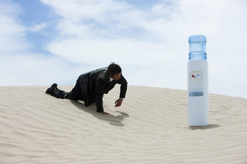 西方人,一个人,商务人士,商务男性,跪,横图,室外,白天,正面,衬衫,沙漠,水,欧洲,欧洲人,仅一个男性,仅一个人,撑,阴影,套装,光线,液体,影子,云,云朵,云彩,注视,饮用水,仅一个年轻男性,爬行,蓝色,白云,蓝天,天空,阳光,矿泉水,天,观察,看,晴朗,观看,察看,撑着,饮水机,关注,商务装,工薪阶层,蒸馏水,口渴,男人,男性,年轻男性,白种人,白领,上班族,大漠,砂漠,晴空,跪着,彩图,全身,衬衣