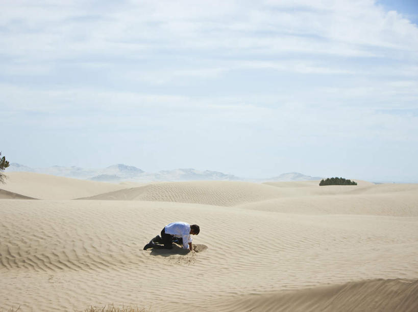 西方人,一个人,商务人士,商务男性,跪,横图,室外,白天,侧面,衬衫,沙漠,欧洲,欧洲人,仅一个男性,仅一个人,阴影,套装,光线,影子,云,云朵,云彩,仅一个年轻男性,蓝色,白云,蓝天,天空,阳光,天,挖,晴朗,挖掘,商务装,工薪阶层,男人,男性,年轻男性,白种人,白领,上班族,大漠,砂漠,晴空,跪着,彩图,全身,衬衣