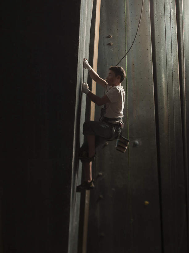 西方人,儿童,一个人,攀登,竖图,室内,白天,仰视,锻炼,旅游,度假,探险,纯洁,运动,攀岩,欧洲,欧洲人,仅一个男性,仅一个人,墙,娱乐,极限运动,墙壁,墙面,小孩,仅一个小孩,享受,休闲,爬,放松,可爱,童年,童趣,室外运动,户外运动,童真,烂漫,无邪,攀岩墙,冒险,体育,天真,男孩,男人,男性,白种人,孩子,登山,攀爬,彩图,低角度拍摄,全身,健身,男生