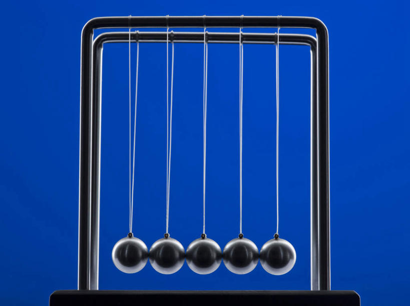 无人,横图,室内,特写,白天,正面,游戏,桌面,桌子,静物,金属制品,撞球,蓝色背景,金属,支架,玩,娱乐,书桌,一个,课桌,休闲,益智,摄影,影棚,单个,活动,碰撞,发泄,消遣,智力,钢球,循环,牛顿摆,物理,宣泄,力学,惯性,惯性钢球,牛顿摆球,摇摆球,撞撞球,玩耍,嬉戏,彩图,影棚拍摄,拍摄