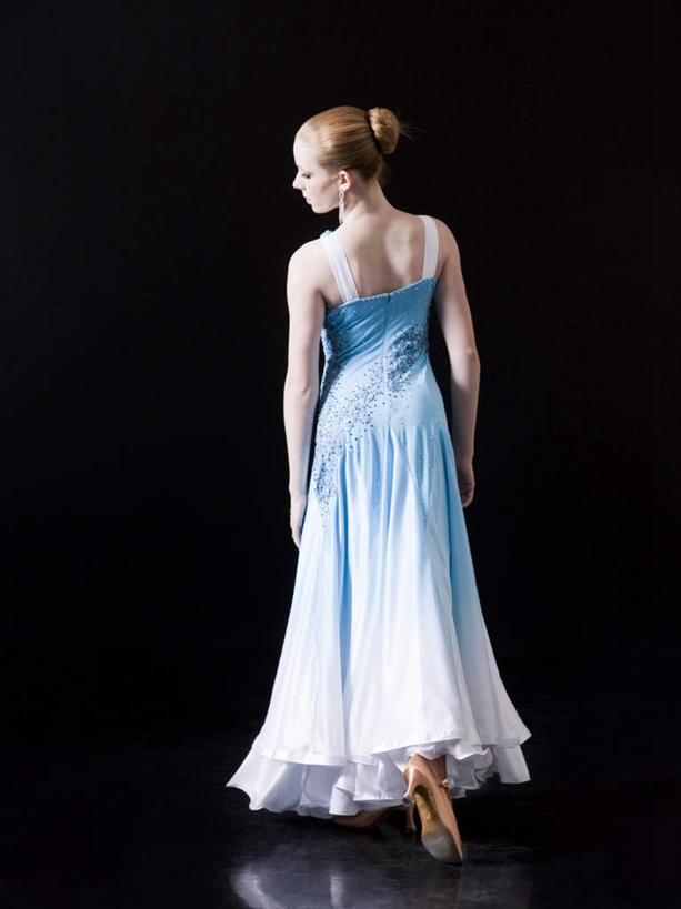 西方人,一个人,跳舞者,舞台,站,竖图,室内,白天,裙子,跳舞,欧洲,欧洲人,仅一个年轻女性,仅一个女性,仅一个人,黑色背景,连衣裙,扭头,背面,蓝色,站着,转头,摄影,影棚,踮脚,舞姿,年轻女性,女人,女性,白种人,舞蹈家,舞蹈演员,舞者,表演台,站立,彩图,全身,影棚拍摄,拍摄,舞蹈