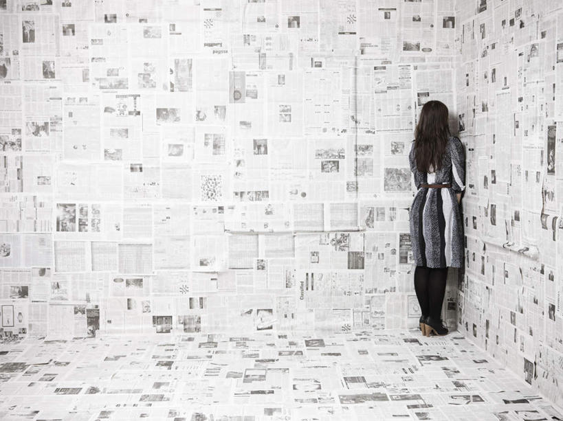 西方人,一个人,站,横图,室内,白天,报纸,欧洲,欧洲人,仅一个年轻女性,仅一个女性,仅一个人,许多,服装,信息,墙,注视,休闲装,墙壁,墙面,背面,衣服,黑色,观察,看,站着,休闲,休闲服,摄影,服饰,影棚,观看,新闻,察看,关注,粘贴,年轻女性,女人,女性,白种人,长发,站立,彩图,全身,影棚拍摄,拍摄,报刊