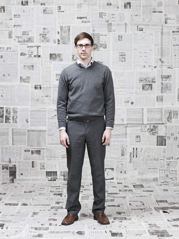 西方人,一个人,站,竖图,室内,白天,正面,报纸,欧洲,欧洲人,仅一个男性,仅一个人,许多,服装,信息,眼镜,墙,注视,休闲装,墙壁,墙面,仅一个年轻男性,衣服,灰色,观察,看,站着,休闲,休闲服,摄影,服饰,影棚,观看,新闻,察看,关注,近视眼镜,粘贴,男人,男性,年轻男性,白种人,站立,彩图,全身,影棚拍摄,拍摄,报刊