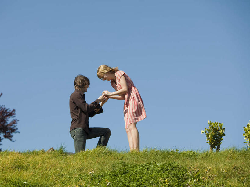 西方人,两个人,站,跪,握手,横图,室外,白天,侧面,裙子,爱情,草地,草坪,植物,欧洲,欧洲人,阴影,连衣裙,服装,光线,影子,浪漫,休闲装,相视,草,树,树木,衣服,粉色,蓝色,绿色,蓝天,天空,阳光,自然,天,站着,休闲,温暖,温馨,面对面,休闲服,恩爱,恋人,服饰,生长,晴朗,成长,对视,求婚,和睦,互视,相对,万里无云,相看,男人,男性,年轻男性,年轻女性,女人,女性,白种人,情侣,晴空,晴空万里,搀手,跪着,拉手,手搀手,手拉手,手牵手,手握手,站立,彩图,全身,伴侣,融洽