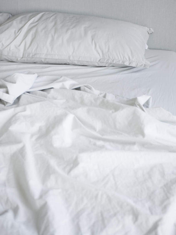 无人,竖图,俯视,室内,特写,白天,床,卧室,静物,阴影,褶皱,反射,影子,双人床,床单,凌乱,被子,白色,杂乱,被单,羽绒被,彩图,高角度拍摄,睡房,卧房