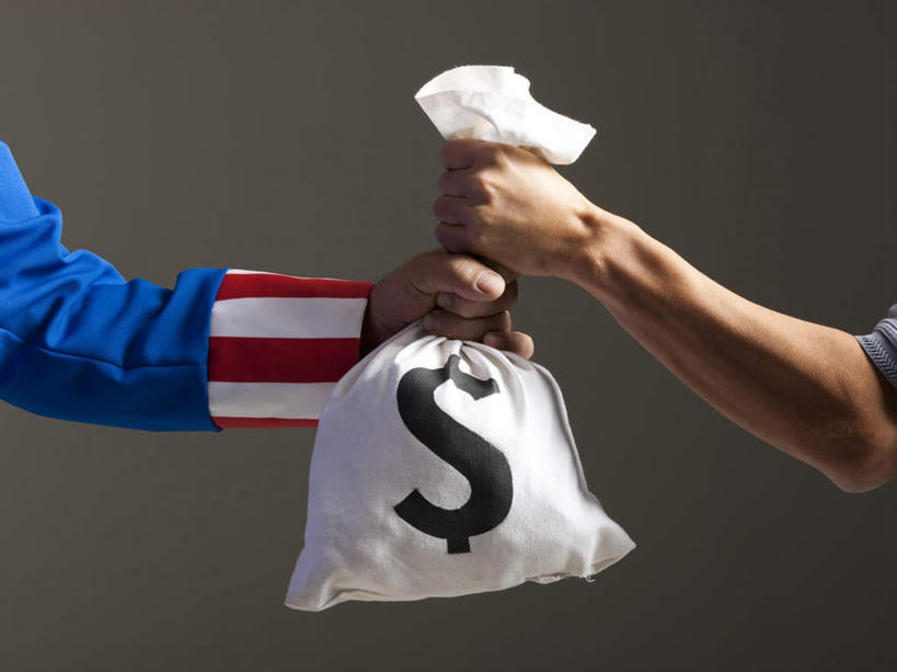 西方人,手,两个人,站,横图,室内,特写,白天,正面,钱,旗帜,国旗,帽子,欧洲,欧洲人,双手,许多,握,灰色背景,服装,钱币,拿,拿着,星条旗,衣服,白色,手套,站着,手部,荷包,握着,金融,美国国旗,摄影,服饰,影棚,经济,钱袋,衣着,穿着,表演服,演出服,流通,贸易,山姆大叔,衣饰,道具服,货币,现金,硬币,老年男性,男人,男性,年轻男性,白种人,旗,站立,半身,彩图,影棚拍摄,拍摄