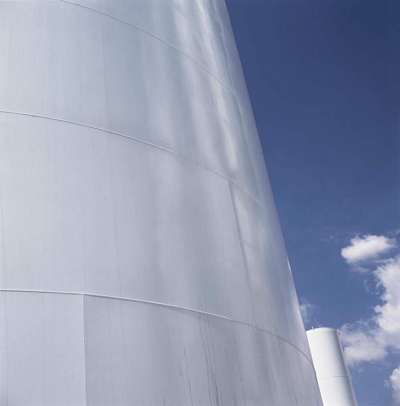 无人,工厂,竖图,室外,白天,仰视,度假,美景,城市风光,城市,建筑,阴影,光线,影子,墙,景观,云,云朵,塔,云彩,娱乐,墙壁,墙面,蓝色,白色,白云,蓝天,天空,阳光,天,享受,休闲,景色,放松,晴朗,修建,钢铁厂,修筑,晴空,彩图,低角度拍摄,工地,制造厂