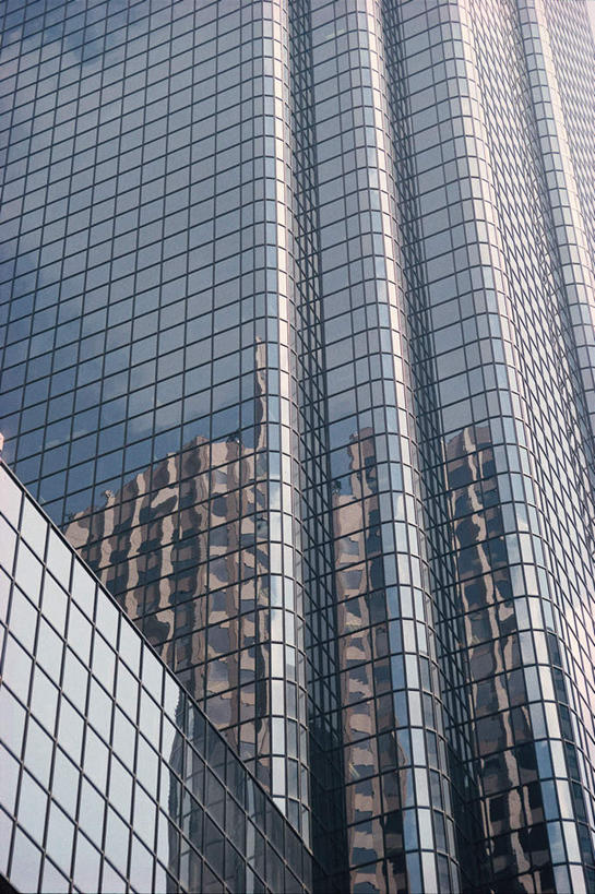 无人,高楼大厦,竖图,室外,白天,仰视,度假,美景,城市风光,城市,大厦,建筑,摩天大楼,阴影,光线,影子,墙,景观,娱乐,墙壁,墙面,阳光,享受,休闲,景色,放松,玻璃幕墙,彩图,低角度拍摄,大楼,高层建筑,高楼,摩天楼