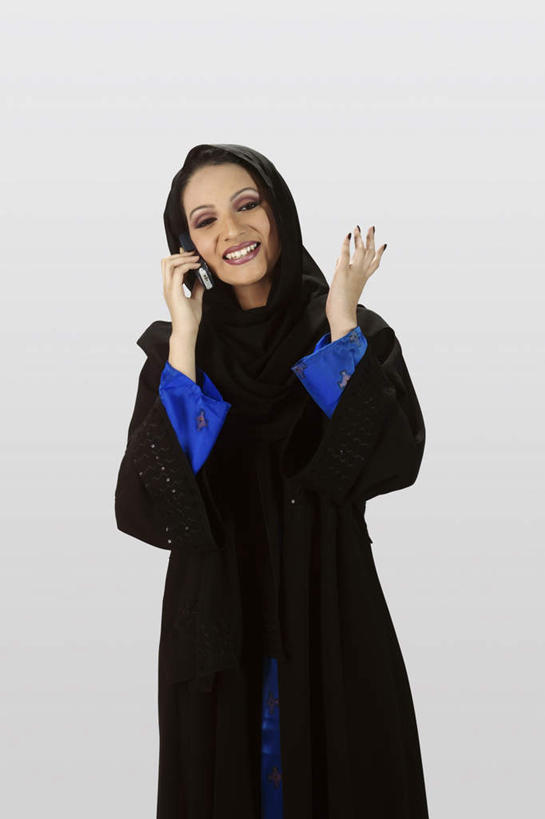 一个人,站,笑,说,打电话,微笑,露齿笑,竖图,室内,白天,正面,民族服装,讨论,电话,手机,亚洲,仅一个年轻女性,仅一个女性,仅一个人,阴影,反射,头巾,影子,注视,通讯设备,黑色,观察,看,站着,摄影,影棚,观看,察看,关注,一部,袍子,交流,年轻女性,女人,女性,阿拉伯人,白种人,亚洲人,沟通,讲话,交谈,商讨,说话,谈话,通话,站立,半身,彩图,影棚拍摄,传统服装,民俗服,拍摄
