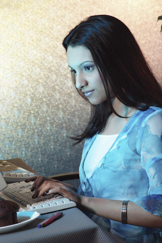 东方人,一个人,商务人士,商务女性,坐,竖图,室内,白天,侧面,电脑,笔记本电脑,桌子,亚洲,仅一个年轻女性,仅一个女性,仅一个人,敲打,阴影,套装,时间,反射,网络,时钟,手表,影子,墙,计时,注视,黄种人,输入,通讯设备,墙壁,墙面,钟表,打字,观察,看,表,观看,点击,一台,敲击,腕表,察看,无线,关注,通信设备,商务装,无线网络,无线上网,便携式电脑,工薪阶层,按键,手提电脑,年轻女性,女人,女性,亚洲人,白领,上班族,钟,坐着,半身,彩图