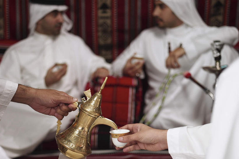 四个人,伙伴,朋友,坐,笑,说,微笑,露齿笑,横图,室内,白天,正面,讨论,友谊,幸福,茶,杯子,金属制品,亚洲,倒,握,阴影,朦胧,模糊,反射,金属,壶,头巾,影子,墙,茶叶,娱乐,墙壁,墙面,水壶,白色,茶壶,容器,水杯,享受,休闲,温馨,放松,乐趣,握着,提神,舒适,醒脑,水烟袋,大碌竹,水烟筒,水烟壶,袍子,交流,友情,男人,男性,中年男性,阿拉伯人,白种人,亚洲人,茶杯,沟通,讲话,交谈,商讨,说话,谈话,坐着,半身,彩图