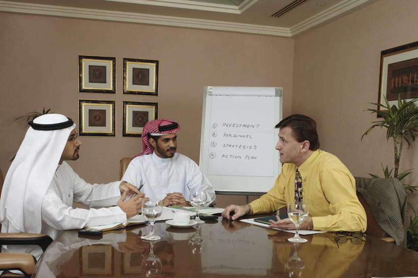 西方人,三个人,同事,商务人士,商务男性,坐,说,横图,室内,白天,正面,民族服装,衬衫,讨论,成功,合作,团队,集体,信心,植物,杯子,餐具,欧洲,欧洲人,亚洲,握,阴影,套装,反射,英文,笔,标志,材料,瓷器,档案,碟子,盘,盆栽,头巾,文件,文字,影子,字符,字母,墙,办公用品,咖啡杯,领带,盆景,陶瓷制品,注视,标识,队伍,墙壁,墙面,文具,绿色,白色,自然,白板,盘子,学习用品,资料,碟,观察,看,握着,生长,成长,观看,英文字母,文具用品,察看,领导,成就,关注,文档,挂画,瓷杯,商务装,记录板,合伙,领袖,工薪阶层,记事板,袍子,交流,男人,男性,中年男性,阿拉伯人,白种人,亚洲人,白领,上班族,装饰画,沟通,讲话,交谈,商讨,说话,谈话,坐着,半身,彩图,衬衣,传统服装,民俗服