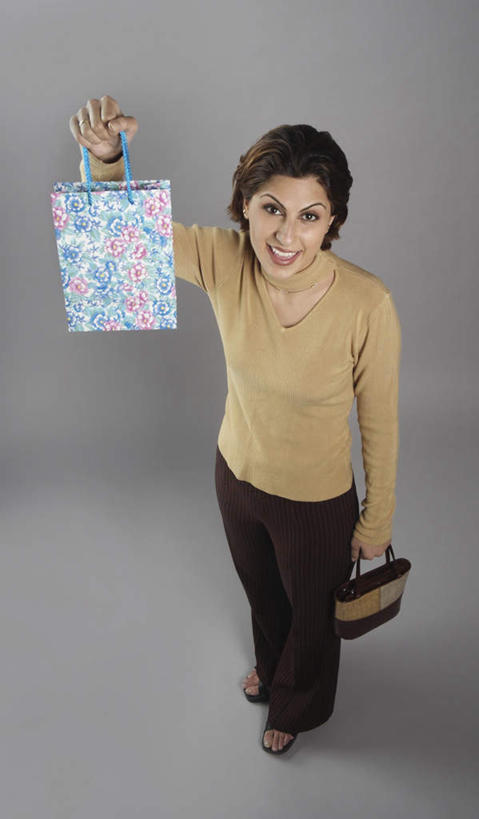 东方人,一个人,站,举,笑,微笑,露齿笑,竖图,俯视,室内,白天,购物,消费,袋子,亚洲,仅一个年轻女性,仅一个女性,仅一个人,握,阴影,灰色背景,服装,反射,包装袋,手提袋,影子,购物袋,拿,拿着,注视,休闲装,黄种人,衣服,观察,看,托,站着,休闲,休闲服,握着,金融,摄影,服饰,影棚,观看,察看,购买,关注,贸易,年轻女性,女人,女性,亚洲人,举起,举手,举着,向上举,向上伸,向上托,站立,彩图,高角度拍摄,全身,影棚拍摄,拍摄