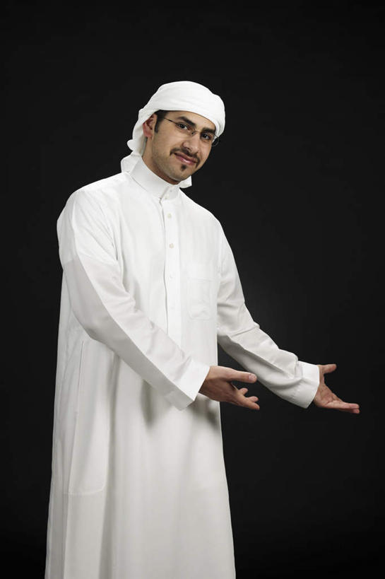 一个人,站,竖图,室内,白天,正面,民族服装,亚洲,仅一个男性,仅一个人,阴影,黑色背景,欢迎,反射,头巾,影子,注视,仅一个年轻男性,白色,观察,接待,看,站着,迎接,摄影,影棚,观看,察看,关注,袍子,男人,男性,年轻男性,阿拉伯人,白种人,亚洲人,站立,半身,彩图,影棚拍摄,传统服装,民俗服,拍摄