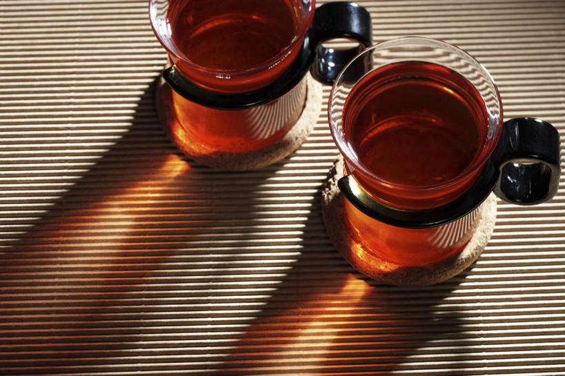 无人,横图,俯视,室内,特写,白天,幸福,茶,桌面,桌子,杯子,欧洲,芬兰,阴影,反射,木制,影子,茶叶,娱乐,两个,木制品,水杯,享受,休闲,温馨,放松,乐趣,提神,舒适,北欧,醒脑,芬兰共和国,波里,茶杯,彩图,高角度拍摄