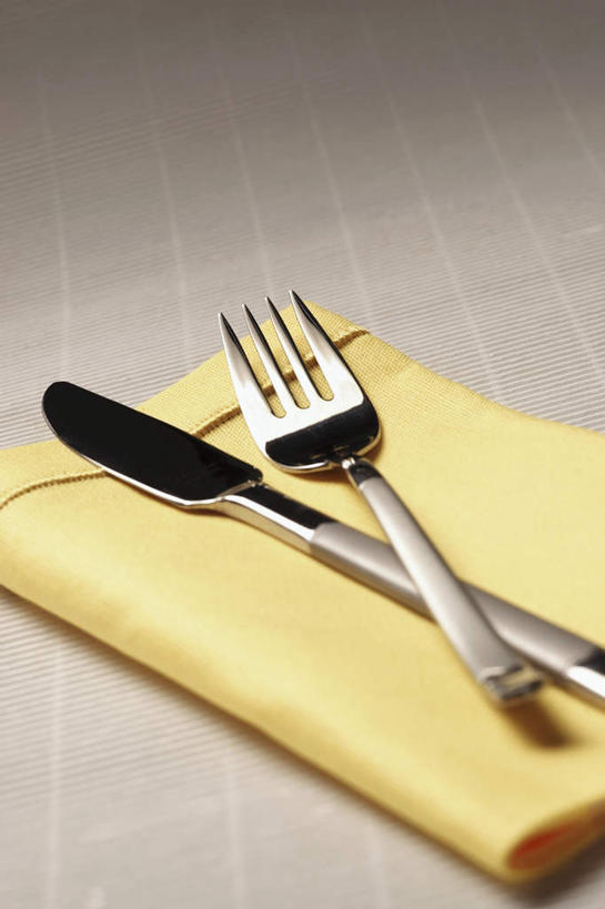 无人,竖图,俯视,室内,特写,白天,桌面,桌子,静物,餐具,金属制品,金属,木制,叉子,刀叉,刀子,餐巾,木制品,餐刀,餐叉,保洁方巾,口布,进餐用具,彩图,高角度拍摄