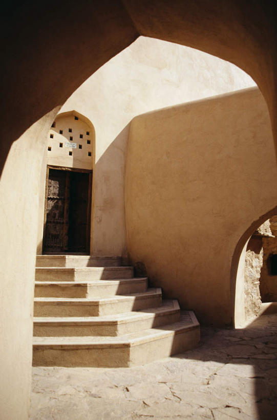 无人,竖图,室外,白天,正面,旅游,度假,楼梯,门,标志建筑,地标,建筑,阿曼,亚洲,阴影,光线,影子,阶梯,墙,拱门,娱乐,建设,墙壁,墙面,台阶,阳光,门框,享受,休闲,旅游胜地,放松,西亚,阿曼苏丹国,彩图