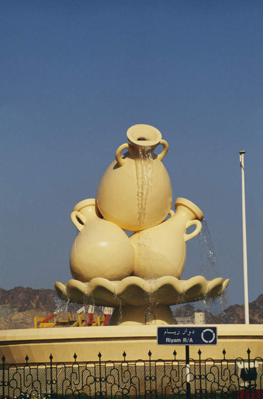 无人,竖图,室外,白天,正面,度假,美景,植物,城市风光,城市,雕塑,阿曼,亚洲,阴影,艺术,装饰,光线,雕刻,雕像,影子,景观,娱乐,树,树木,蓝色,绿色,蓝天,天空,阳光,自然,工艺品,天,享受,休闲,金色,景色,放松,生长,晴朗,成长,纪念,美术,主题,西亚,陈列,万里无云,功能,美学,阿曼苏丹国,晴空,晴空万里,彩图