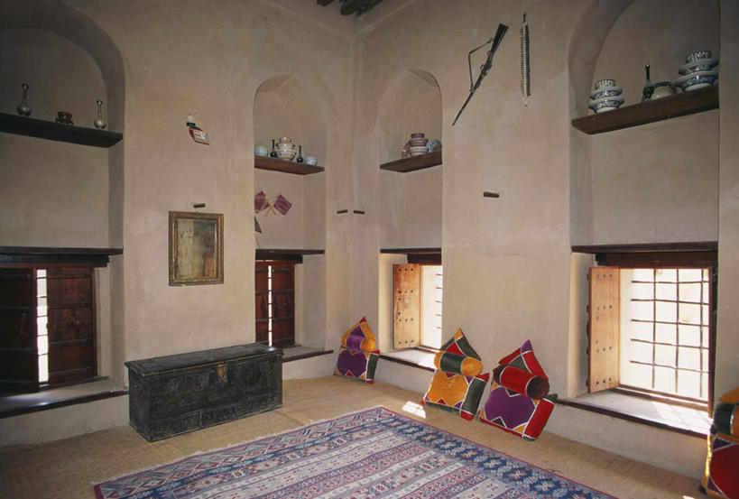 无人,横图,室内,白天,正面,度假,竞争,美景,窗户,床,卧室,城市风光,城市,花瓶,阿曼,亚洲,对抗,冲突,枪支,墙,双人床,景观,床单,破坏,娱乐,被子,玻璃窗,墙壁,墙面,玻璃制品,玻璃瓶,瓶子,享受,休闲,武器,景色,放松,战争,手枪,损坏,被单,攻击,威胁,对立,矛盾,兵器,西亚,防御,枪械,弹夹,敌对,挫败,斗争,抗拒,抗衡,杀伤,威慑,阿曼苏丹国,子弹夹,危险,彩图,睡房,卧房